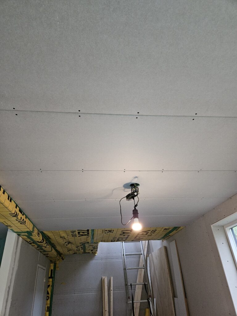 Verder met de plafondplaten
