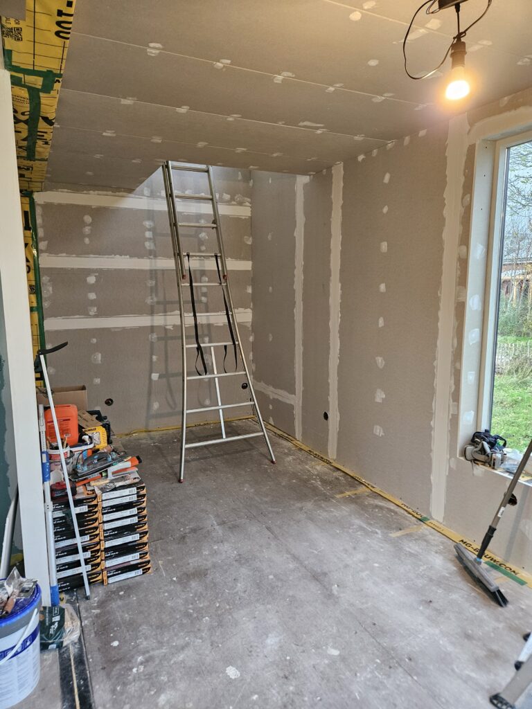 Plafondplaten en gipsplaten dichtsmeren