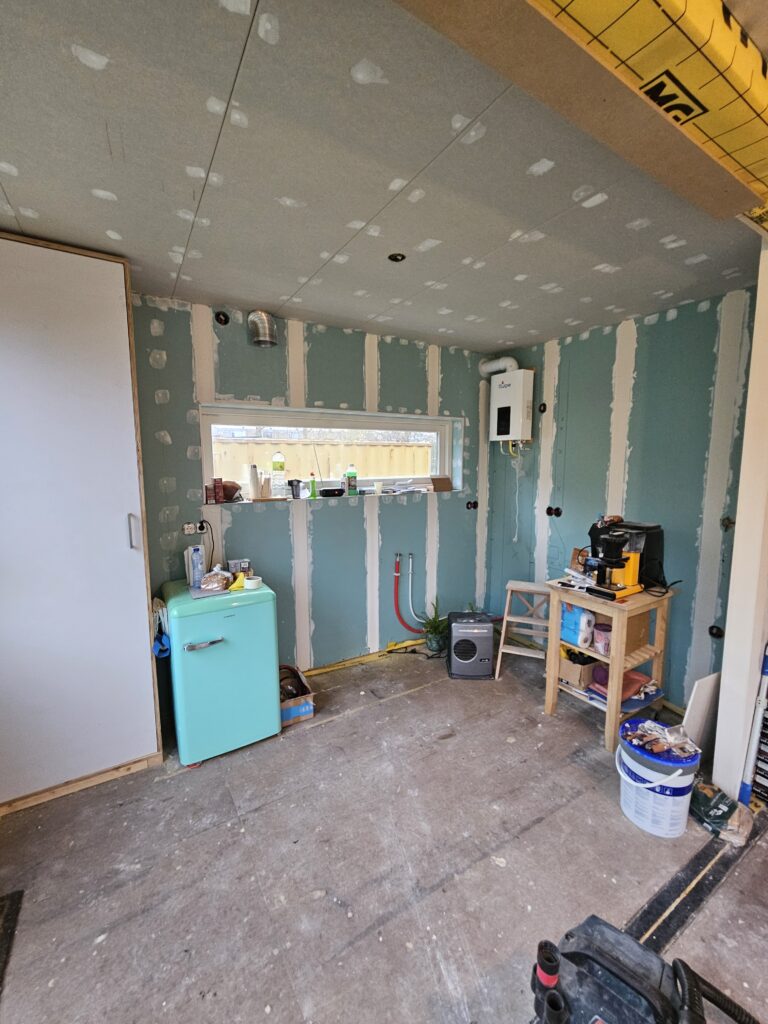 Plafondplaten en gipsplaten dichtsmeren