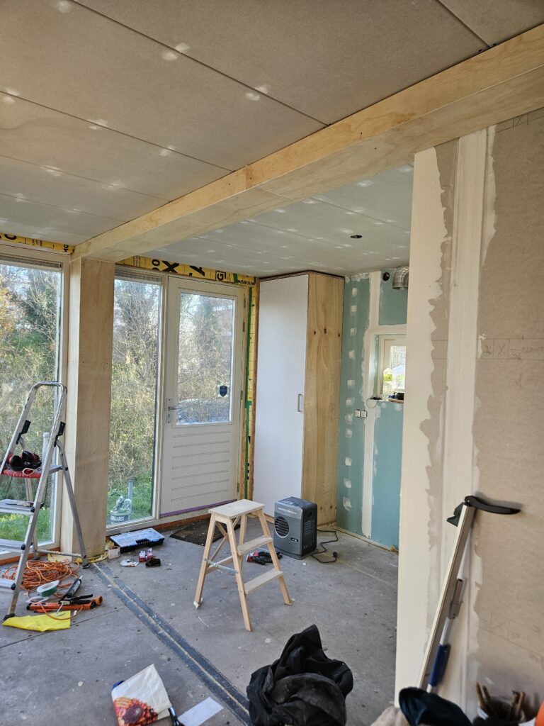 De stalen balk afwerken met een koof van underlayment