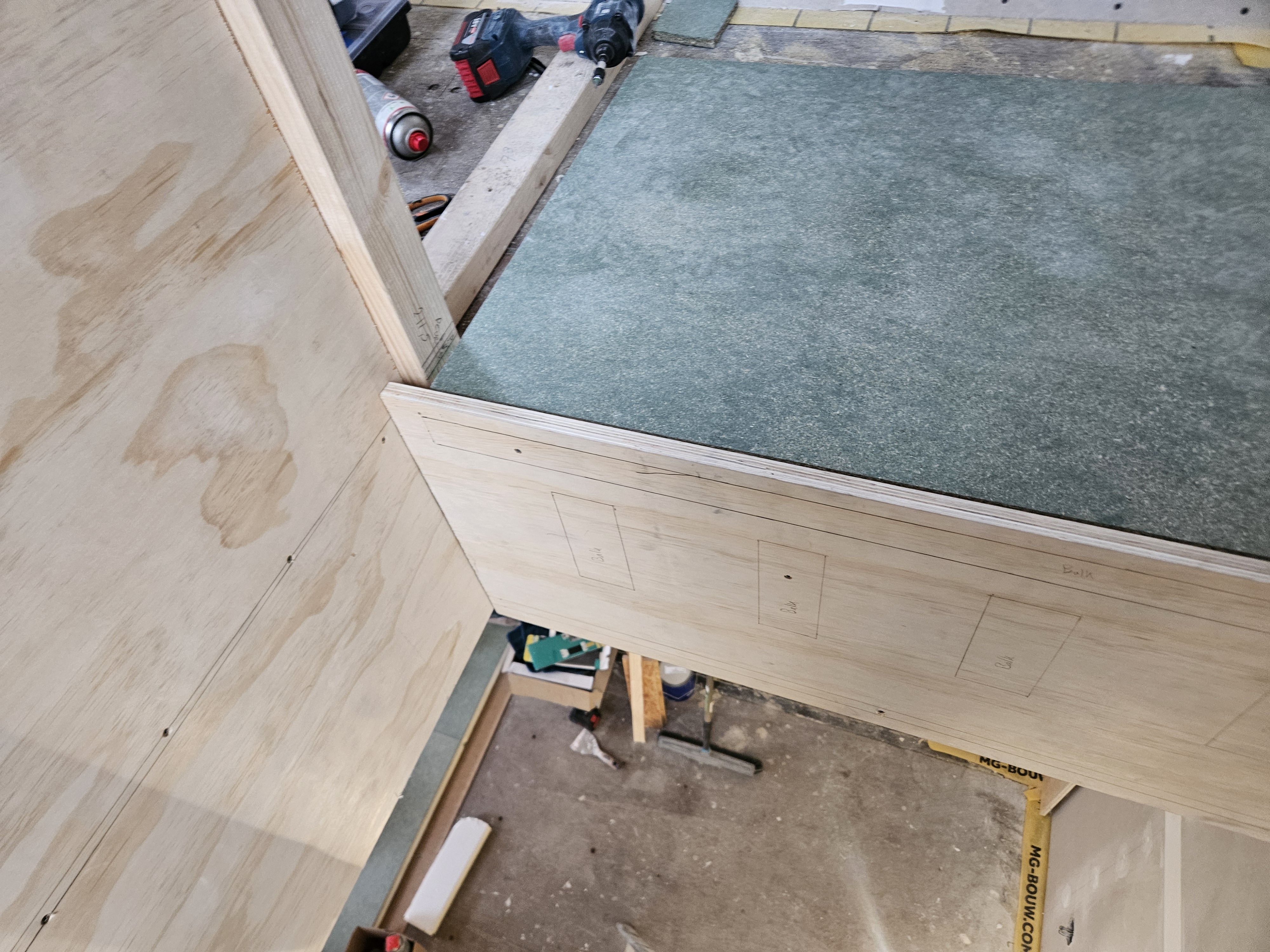 De trapgat afwerken met underlayment