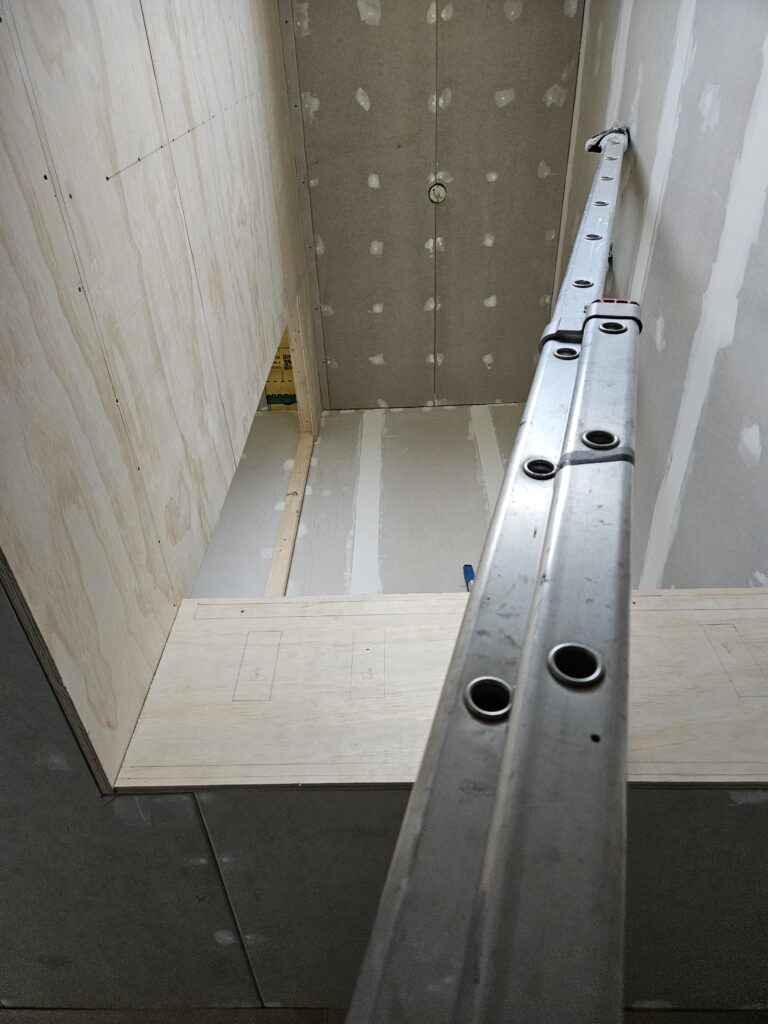 De trapgat afwerken met underlayment