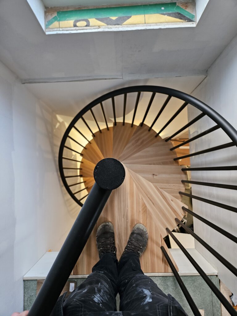 Trap met leuning van bovenaf