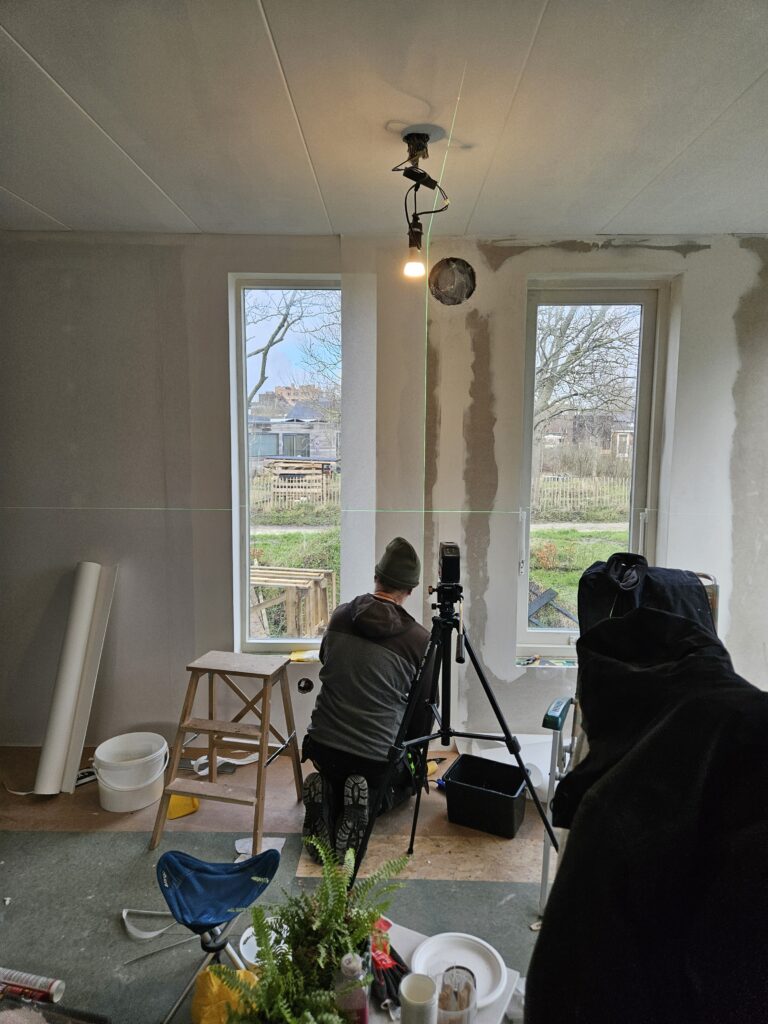 Vliesbehang op de muren aanbrengen